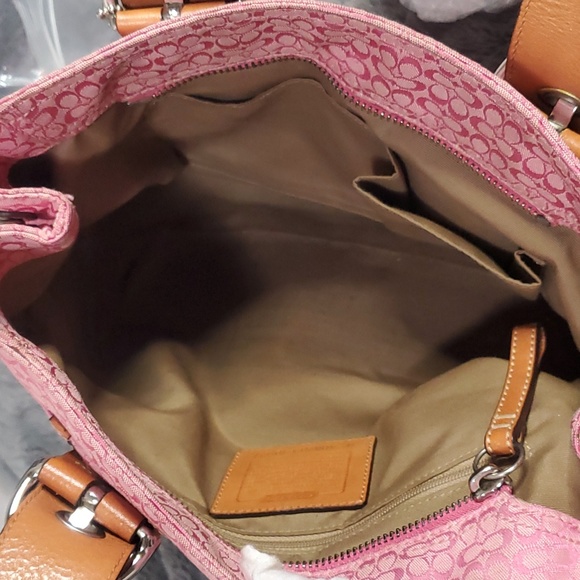 Signature Coach - Picture 8 of 14